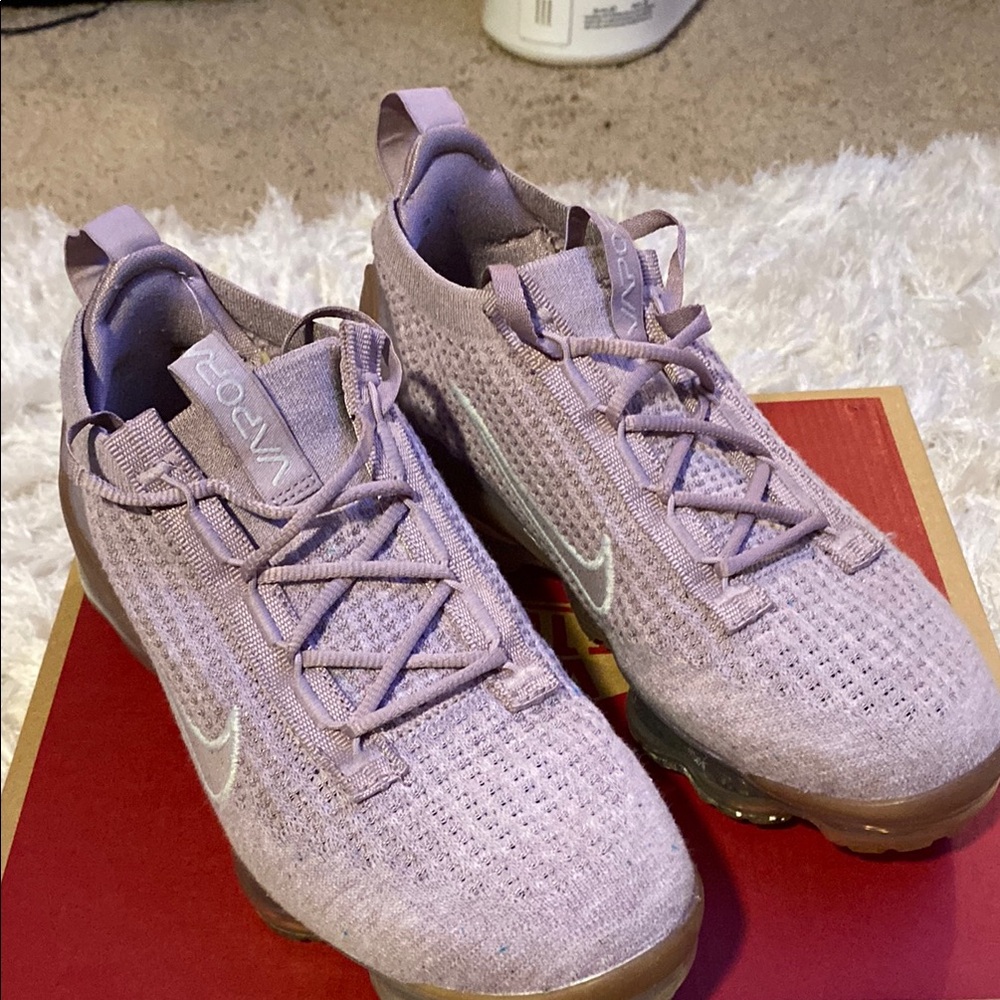 Nike Vapormax Purple Athletic Shoes with Knitted Fabric and Low-Top Design